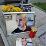 Gedenkstätte vor dem Haus des bei Zwangsräumung getöteten Straßenmusikers