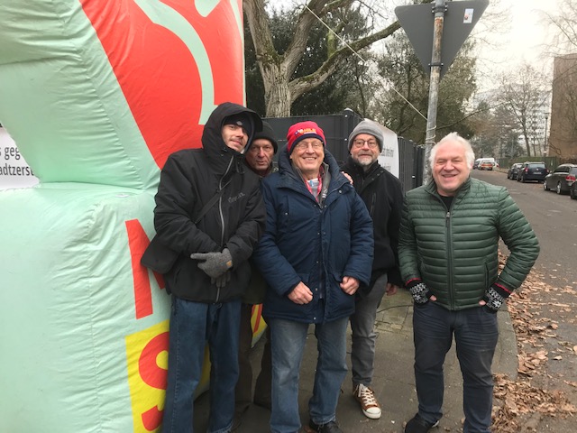 Teilnehmerfoto von der letzten Mahnwache des Jahres mit der Mietenstopphand vor dem Leerstand der Russischen Föderation in der Friedrich-Engels-Straße 7 in Köln Sülz. Mit diesem Foto verabschieden wir uns für das Jahr 2022 ( mit Unterstützung aus Bielefeld) und wünschen allen ein frohes Fest und ein gesundes neues Jahr.
